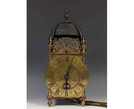   Engeland, lantaarnklok, James II periode, ca. 1685, 30 urig uurwerk, messing kast. Fraai gegraveerde wijzerplaat met Romein