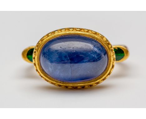   India, 22krt. gouden ring bezet met een ovale cabochon geslepen saffier (oppervlakte breuk). Scheen en onderzijde zetting g