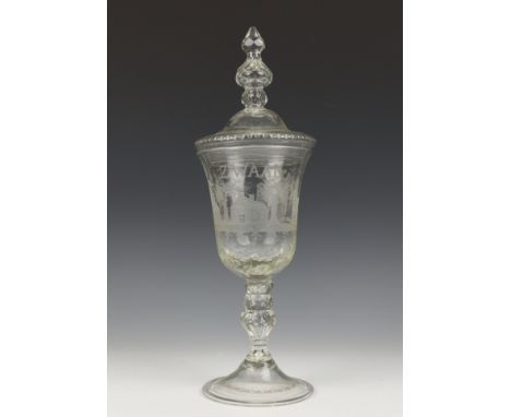   Een gegraveerde bokaal met deksel, gedateerd 1741, het 18e eeuwse glas voorzien van een in de 19e eeuw aangebrachte radgrav