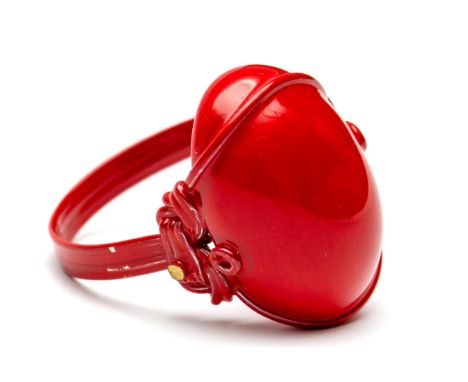   Ted Noten (geb. 1956), rood gelakte ring, 2008-2009, uit de "Amsterdam red-light district vending machine" ringmt. 16 1    