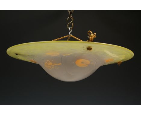   Frankrijk, cameo glazen plafonniere, Art Deco, ca. 1930 met motief van madeliefjes in geeltinten. Gemerkt 'Le Verre Francai