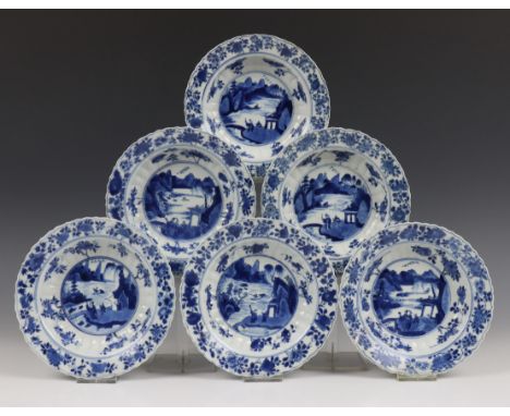   Serie van zes blauw wit porseleinen roombordjes, Kangxi met geribde rand en decor van figuren bij bergmeer. Gemerkt met 'bl