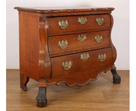  Hollandse eikenhouten commode, 18de eeuw, met gecontourneerd blad en schort. In het dubbelgebogen front drie laden. Op gezw