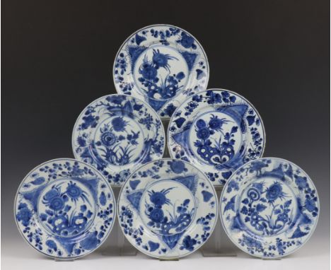   China, serie van acht blauw-wit porseleinen borden, Kangxi, met decor van rotsformatie met asters (zes met beschadigingen, 