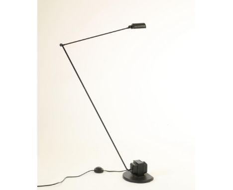   Tommaso Cimini voor Lumina, Italië, zwart gelakt stalen staande lamp, 'Daphine Terra Classic', op gietijzeren voet h. 98/14