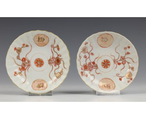   China, paar porseleinen schoteltjes, Kangxi, met melk-en-bloed decor van bloesem diam. 11 cm. [2]          