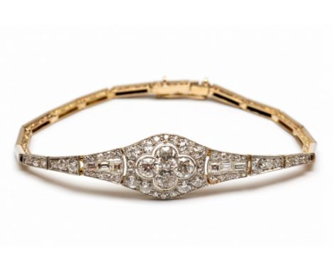   beneden het wettelijk gehalte platina en geelgouden armband, late Art-Deco geheel bezet met different geslepen diamanten. I