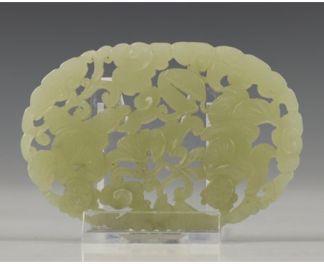   China, opengewerkte ovale celadon jade plaquette, late Qing-dynastie, gestoken met twee figuren en een vleermuis (enkele ze