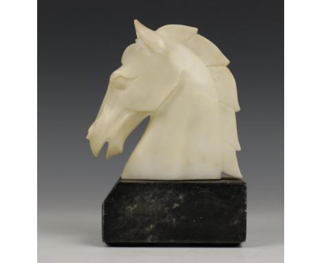   Wit marmeren boekensteun, Art Deco, in vorm van gestileerd paardenhoofd 12 x 6, h. 19 cm. [1]          