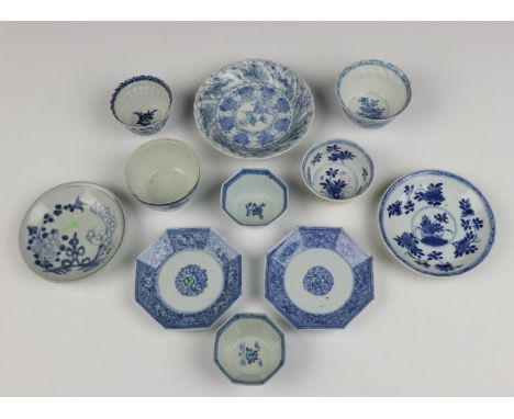   China, zes diverse blauw-wit porseleinen koppen en vijf schotels, Kangxi en later18e eeuw, (enkele schilfertjes) [11]      