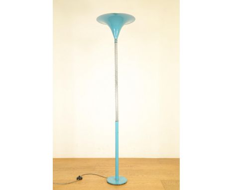   Blauw gelakt en verchroomd stalen staande lamp met trompetvormige kap h. 165 cm [1]          