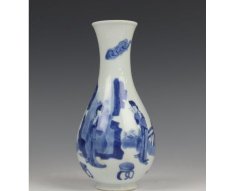   China, blauw-wit porseleinen vaas, Kangxi, met decor  rondom van lange lijzenbij hekwerk. Gemerkt met 4-karaktermerk  h. 19