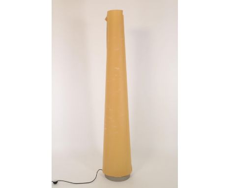   Grijs gepoedercoate stalen staande lamp met geplastificeerde papieren kap (beschadigd) en stalen ringen h. 183 cm [1]      