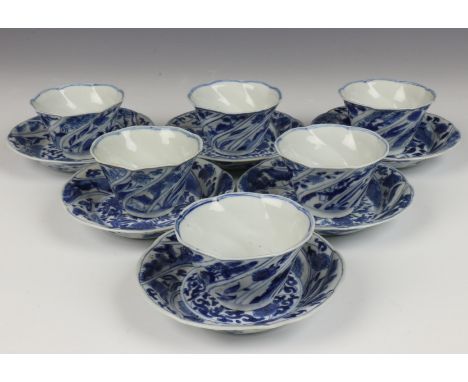   China, serie van zes blauw-wit geplooid porseleinen kop en schotels, Kangxi, met decor in vakwerk met o.a. decor van foenix
