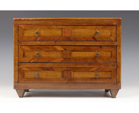   Miniatuur commode op vier taps toelopende pootjes, 19e eeuw, drie laatjes. Gefineerd met vruchtenhout in geometrisch patroo