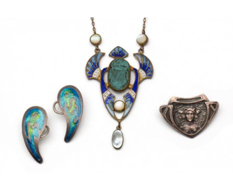   Zilveren broche, onedele hanger, Art-Nouveau en een paar oorclips, Arts and Crafts Hanger versierd met emaille, bezet met p