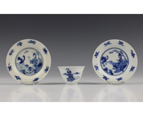   China, paar blauw-wit porseleinen schoteltjes en kopje, Kangxi, met decor van lange lijzen. Kopje gemerkt 6-karaktermerk Ch