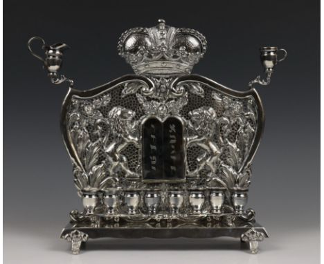   Chanoeka lamp met houder met leeuwen en kroon, 20e eeuw, gedreven houder met bloem- en blad motieven in reliëf afbeelding s
