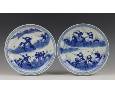   China, paar blauw-witte porseleinen borden, Kangxi, gedecoreerd met een jachtscene, elk met vierkarakter merk (barst) diam.