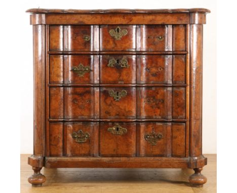   Engeland, noten-, notenwortelhouten commode, 18e eeuw, met gecontourneerd blad (besch.). In het orgelgebogen front vier lad