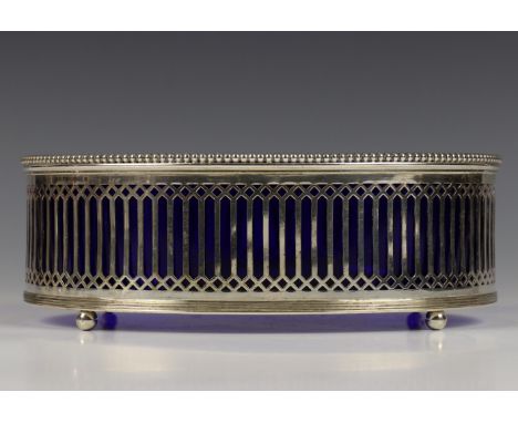   Jardinière, Art Deco, opengewerkt ovaal model met parelrand versierd, staand op vier bolpootjes, met blauw glazen binnenbak