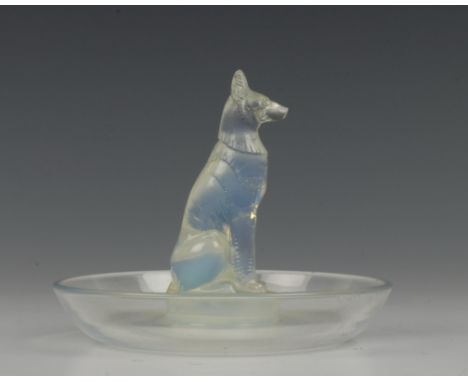   Frankrijk, opalescent glazen asbak gesigneerd R. Lalique France, ca. 1926, rond schaaltje met centraal een zittende hond, '