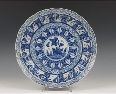   Delft, blauw-wit aardewerk schotel, met blauw AK merk, mogelijk voor Adrianus Kocx, ca. 1700, gedecoreerd in Chinese Kangxi