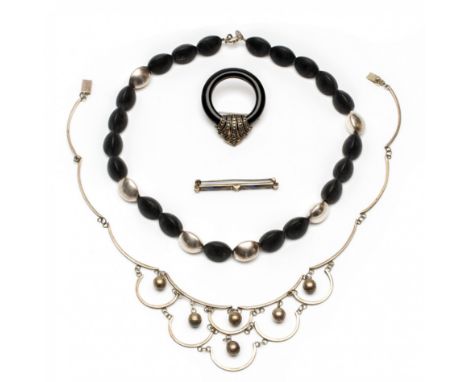   Twee Art-Deco broches en twee moderne colliers. Eén broche met onyx cirkel, waarop een geometrische vorm, bezet met markasi