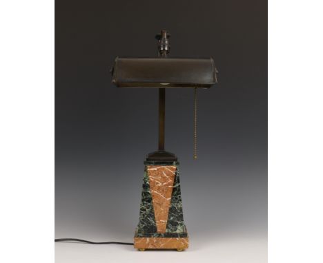   Marmeren bureaulamp met gebronsde kap, Art Deco, de zwart-roze marmeren voet met ruitmotief h. 53 cm. [1]          
