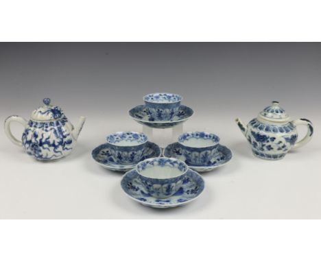   China, twee blauw-wit porseleinen trekpotjes en serie van vier kop en schotels, Kangxi (één trekpot tuit beschadigd, andere