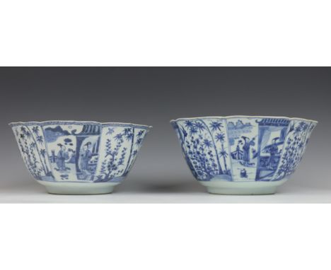   China, paar blauw wit porseleinen achtkantige kommen, Kangxi, het plat met decor twee vrouwen bij pagode in landschap.  Bui