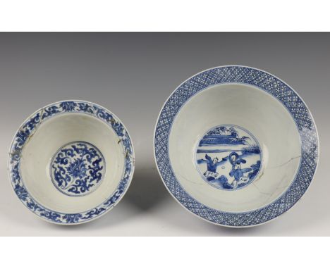   China, twee blauw-witte porseleinen kommen, Kangxi, een klapmuts, rondom gedecoreerd met elegante figuren op een terras, de