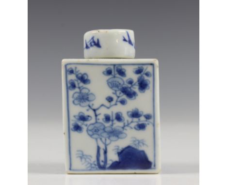   China, blauw wit porseleinen theebus, Kangxi, met bloemen- en plantendecor. Gemerkt met 2 karakters 'Yi Yu'-'agreable jade'