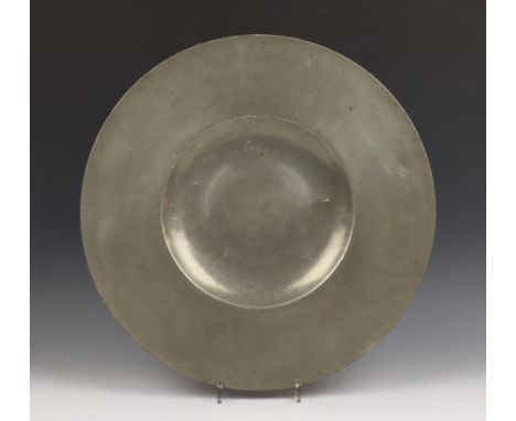   Tinnen kardinaalsschotel. Gemerkt R. Rompe diam. 47 cm. [1]          