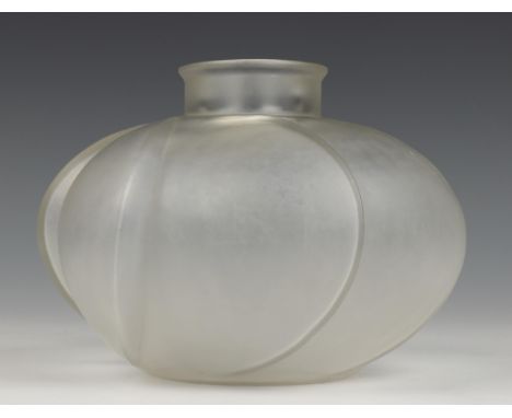   René Lalique (1860-1945), persglazen gesatineerde vaas, ca. 1928, model 1003 'Perigord'(wervelwind) Gesigneerd R.Lalique h.