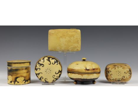   Art Deco toilet set, ca. 1930, celluloid. Met onder meer borstel, spiegelhouder, poederdoos, etc. [2 zkjs]          