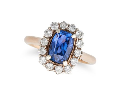 A SAPPHIRE AND DIAMOND CLUSTER RING in yellow gold, set with a cushion cut sapphire of approximately 2.02 carats in a cluster