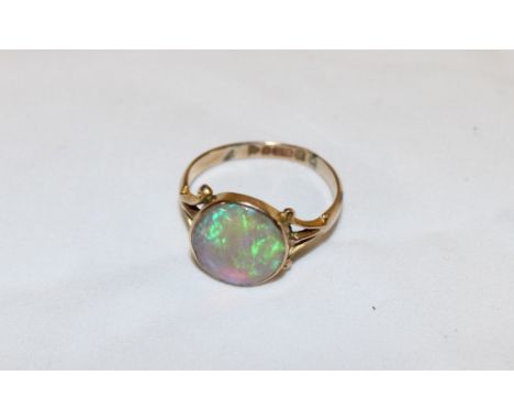 A old 9ct gold dress ring set a large opal (2.2g)