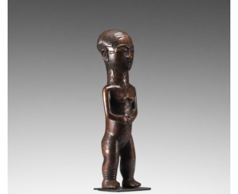 This large standing Kuba female statue is an exceptional piece. It has an exceptional patina and measures approximately 40 cm