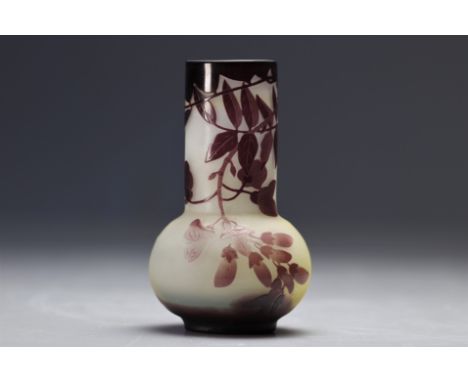 Emile GALLE (1846-1904) multi-layered vase decorated with mauve wisteria on a white background - Weight: 340 g - Shipping ava