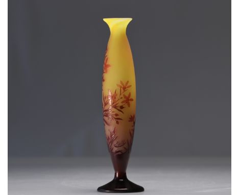 Emile GALLE (1846-1904) Multi-layered vase decorated with flowers on a yellow and red background - Weight: 956 g - Shipping u