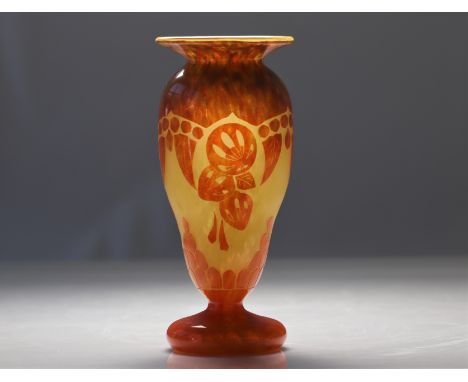 Le Verre Francais acid-etched vase with daffodil design - Weight: 2.15 kg - Shipping unavailable - Region: france - Sizes: H 