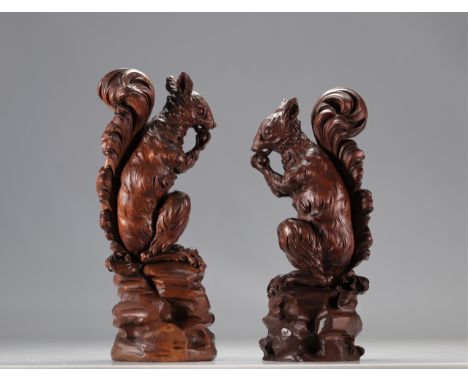 (2) Pair of walnut squirrels, black forest work. The two squirrels are very detailed, and are eating. - Weight: 2.50 kg - Shi