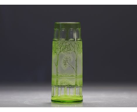 Val Saint Lambert acid-etched green lined vase decorated with lakescapes - Weight: 430 g - Shipping available - Region: Belgi