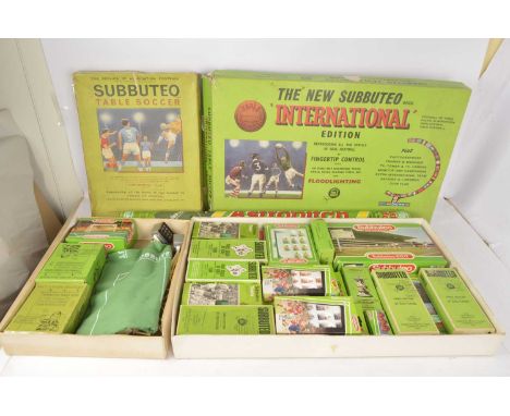 Subbuteo Football Teams  and additional items (qty), early Teams, 21 Chelsea, 16 Spurs, 18 Man Utd, 16 Arsenal, 21 Leeds, 85 