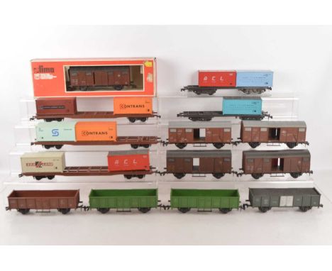 Lima 0 Gauge Freightliner Container wagons Ferry Vans and continental Gondola bogie wagons, (14) brown 3-Container wagons (3,
