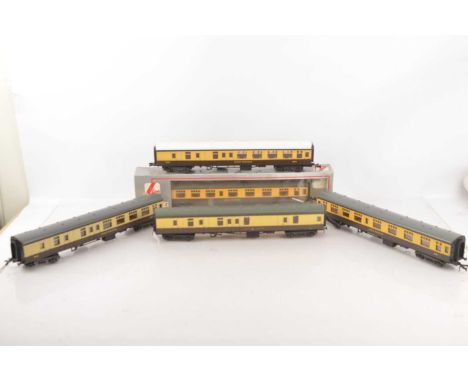 5 Lima 0 Gauge GWR chocolate and cream Coaches (5), All 2nd 5015  (2, one boxed(, unboxed Brake/2nd 5103 (2, one with later m