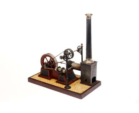 Carette liegender Heißluftmotor, uralt, mit Hochtransmission, Blechfliesenboden und Brenner, HL, auf Holzsockel, L 38, Z 2 ”C