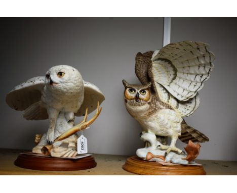 A Franklin Mint ceramic model, The Snowy Owl, hand painted, 22cm, certificate, circular plinth base; another Franklin Mint mo