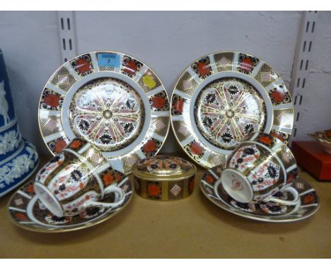 Pair Royal Crown Derby plates D22cm, pair of cups and saucers and covered trinket dish, all pattern no. 1128 (5) 